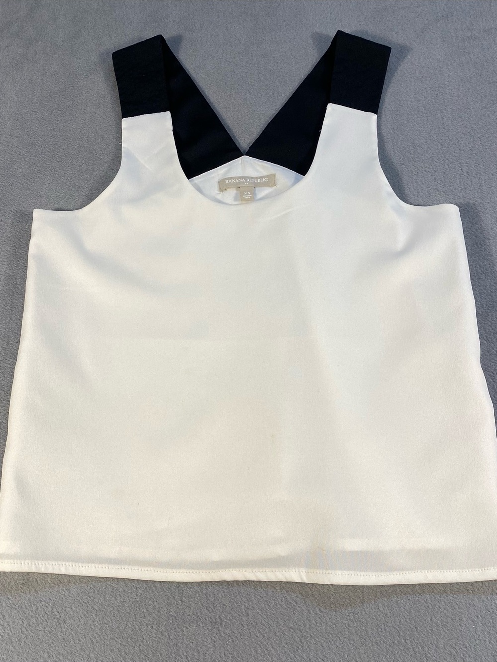 Banana Republic women’s White Camisole with Black Wide Straps, lined, size XS